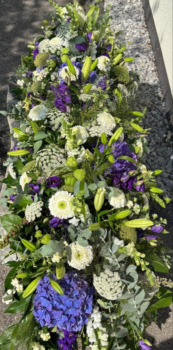 Sargbouquet blau weiss
